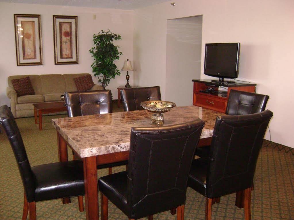 Delta Hotels By Marriott Muskegon Convention Center Номер фото